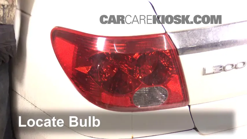 2005 Saturn L300 3.0L V6 Lights Turn Signal - Rear (replace bulb)